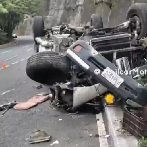 Grúas movieron los carros que se accidentaron en el bulevar Cayalá.  ,Captura de pantalla. 
