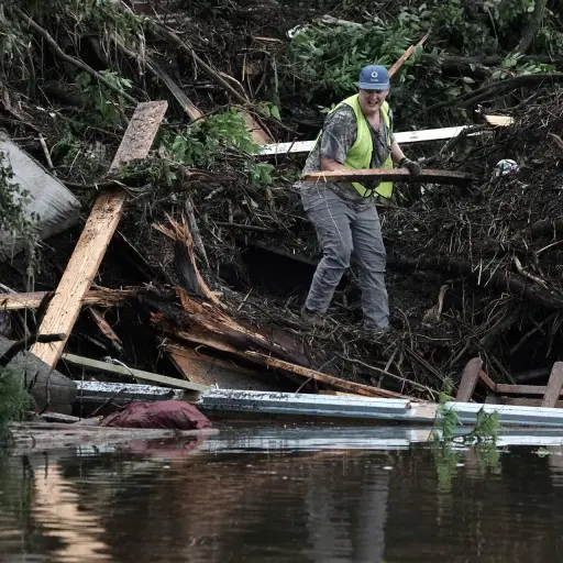 Equipos de búsqueda revisan la vegetación y los escombros a lo largo del río Guadalupe en Hunt, Texas (EE ,UU