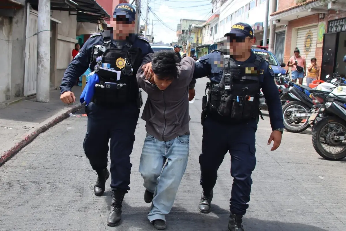 El detenido mayor de edad fue llevado ante un juzgado de turno; su acompañante, un menor, fue trasladado a un juzgado especializado., PNC de Guatemala.