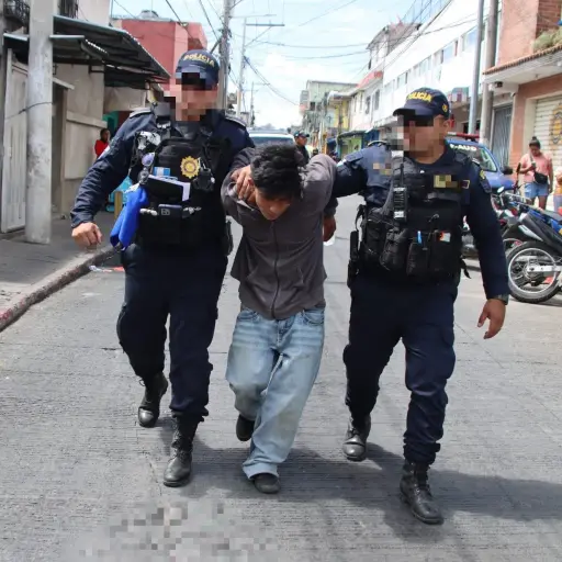 El detenido mayor de edad fue llevado ante un juzgado de turno; su acompañante, un menor, fue trasladado a un juzgado especializado. ,PNC de Guatemala.