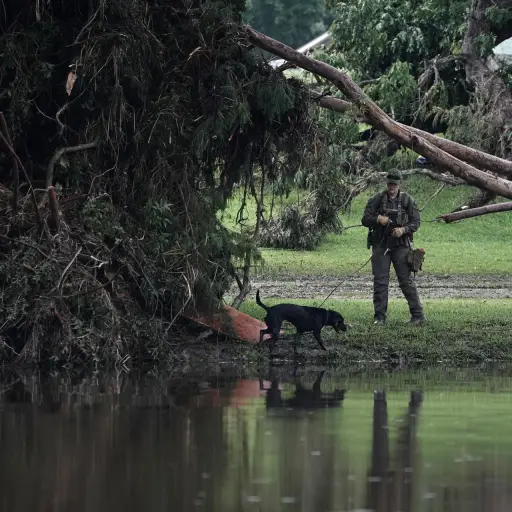 Tropas del Ejército de EE.UU. buscan víctimas en los terrenos de Camp Mystic, donde falleció un grupo de cristianos que participaba en un campamento juvenil. ,EFE/EPA/DUSTIN SAFRANE