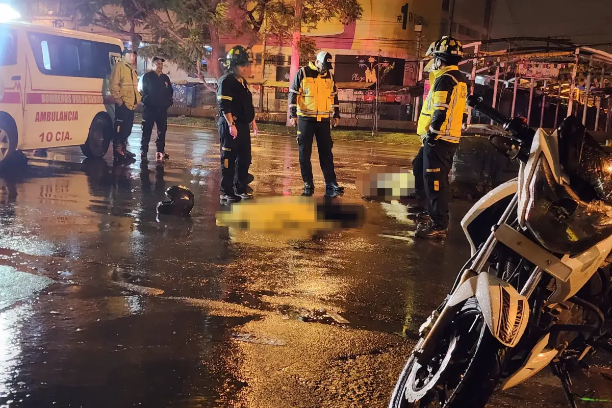 El accidente se registró en la calzada Roosevelt, jurisdicción de la zona 7 capitalina., Bomberos Voluntarios