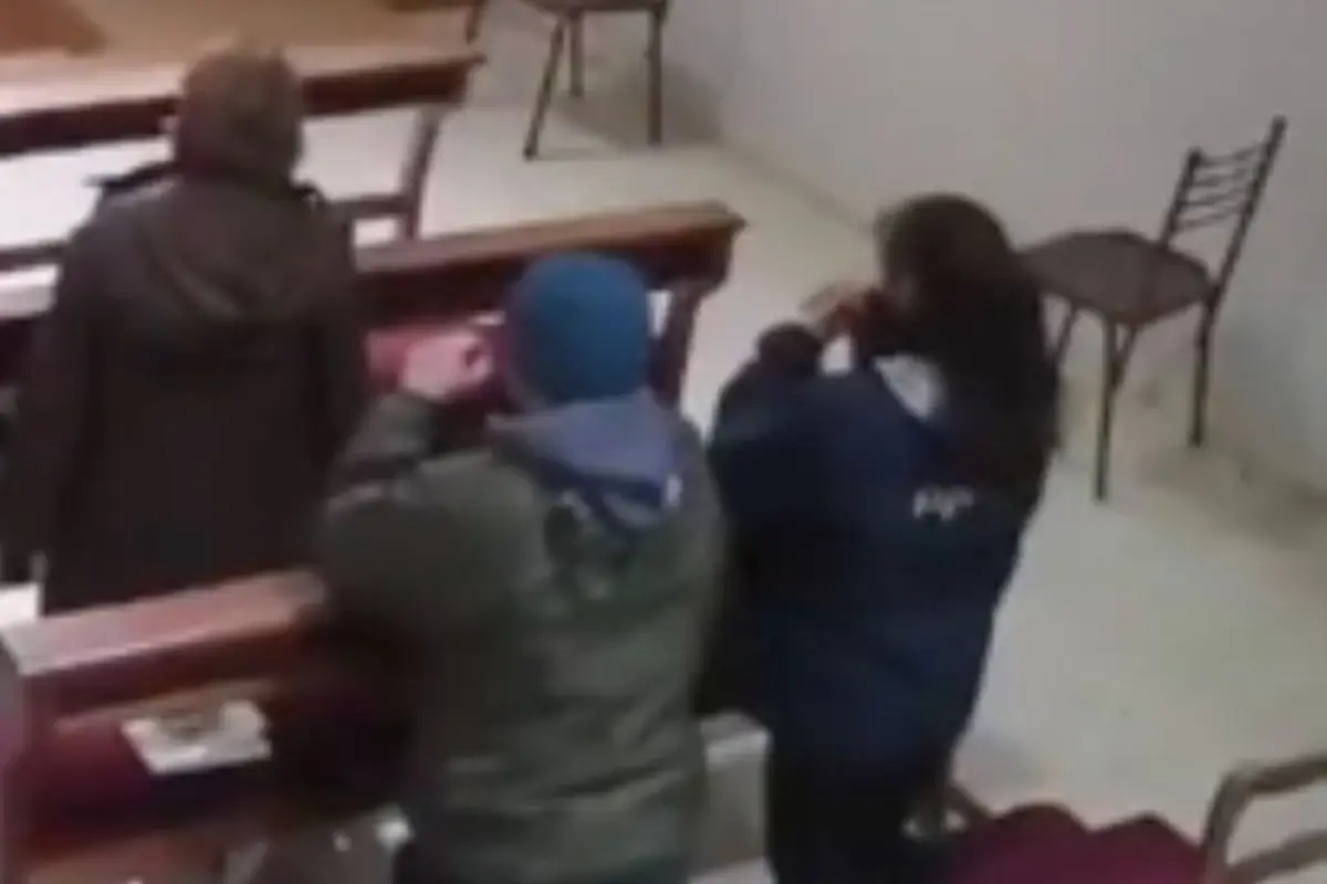 Pareja roba a mujer mientras rezaba en iglesia. , Captura de pantalla video X.