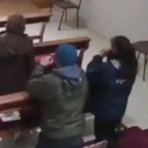 Pareja roba a mujer mientras rezaba en iglesia.  ,Captura de pantalla video X.