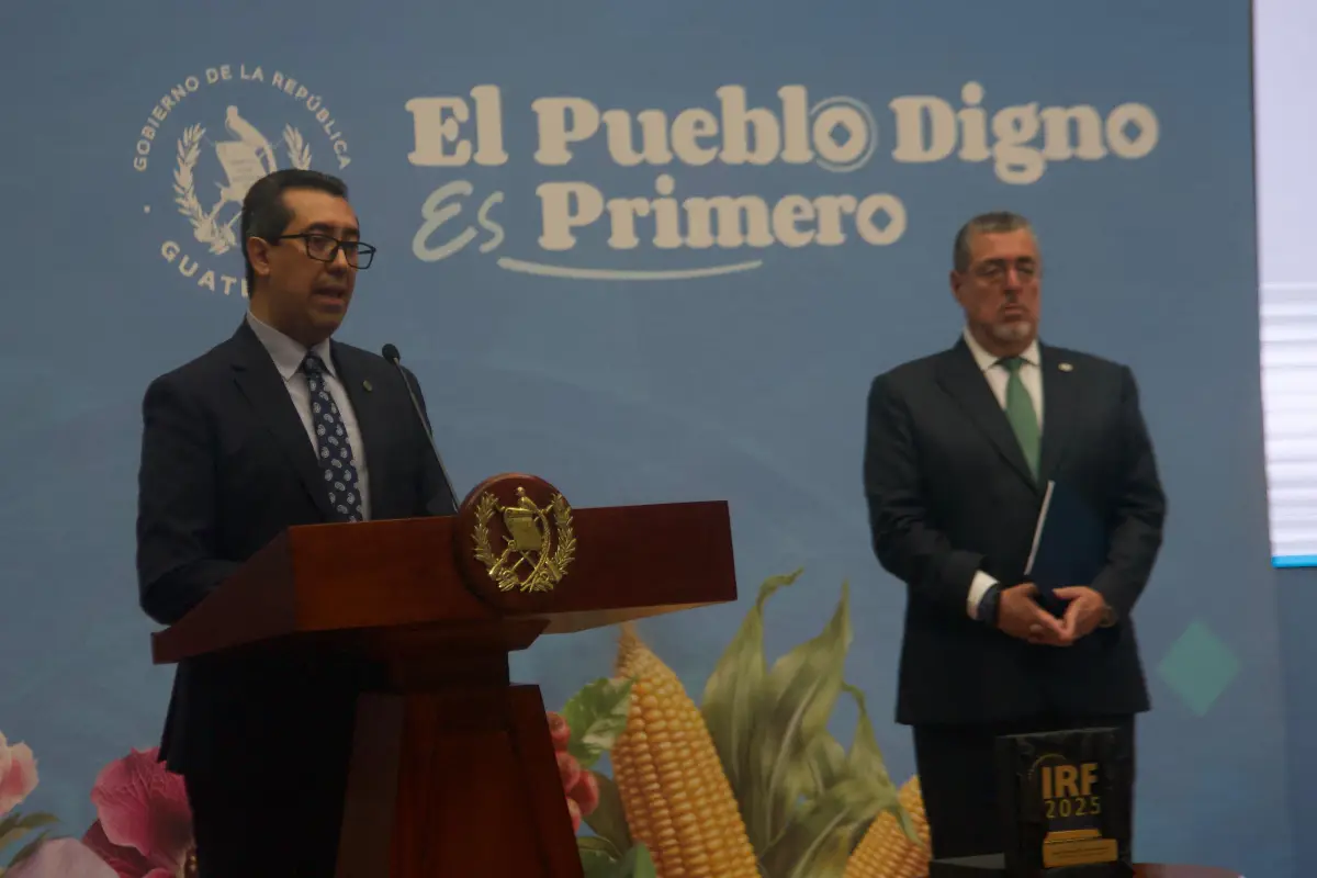 El ministro de Finanzas, Jonathan Menkos, y el presidente Bernardo Arévalo durante la conferencia semanal "La Ronda", en el Palacio Nacional., Omar Solís/Emisoras Unidas