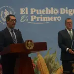El ministro de Finanzas, Jonathan Menkos, y el presidente Bernardo Arévalo durante la conferencia semanal \