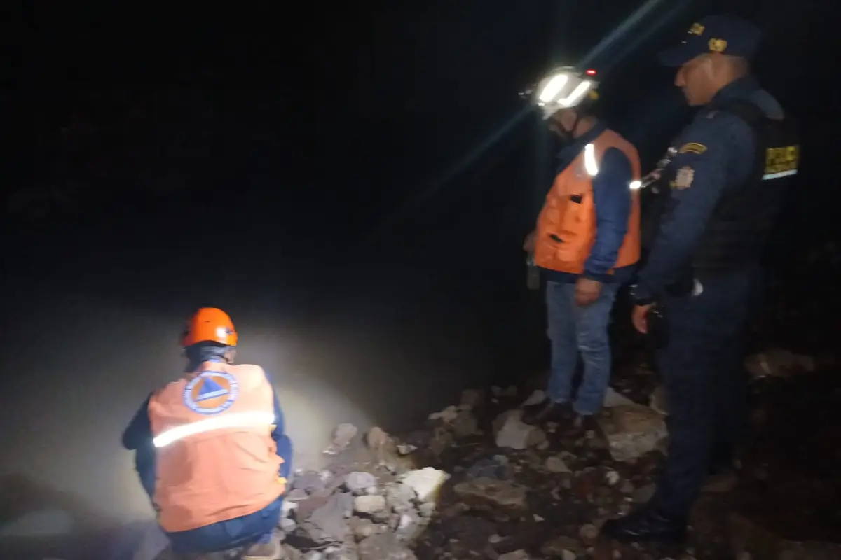 Personal de distintas entidades da seguimiento al reporte de posible contaminación en Villa Nueva., Conred