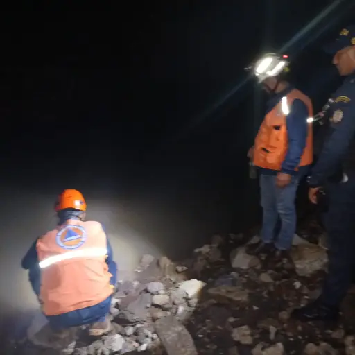 Personal de distintas entidades da seguimiento al reporte de posible contaminación en Villa Nueva. ,Conred