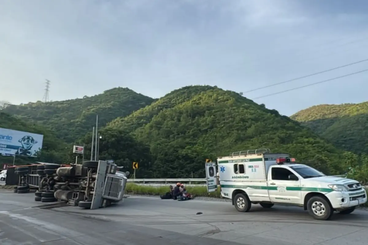 Unidades de emergencia de San Antonio La Paz atendieron el accidente., Bomberos Municipales Departamentales.