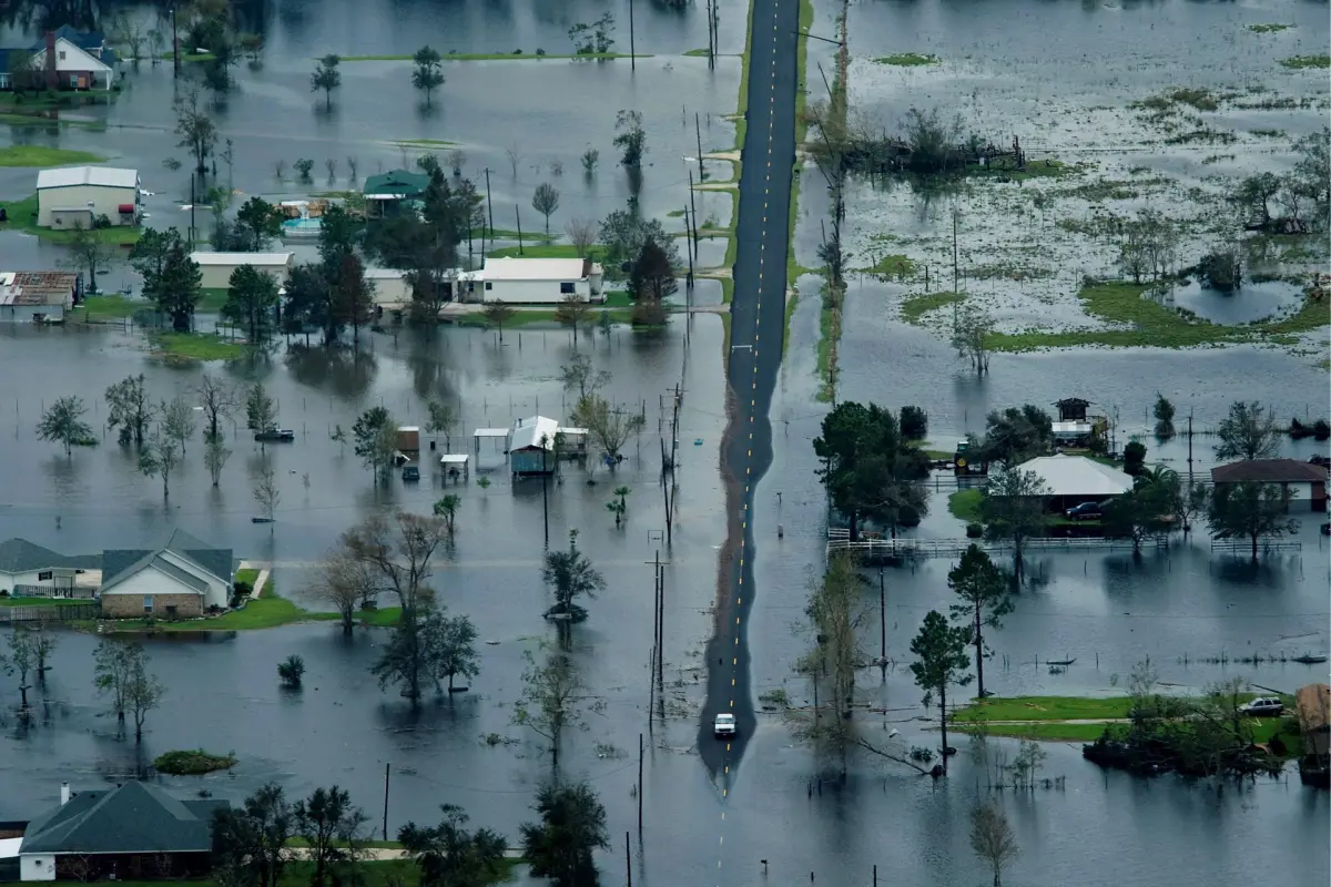 Imagen de archivo de edificios rodeados por las aguas de la inundación tras las fuertes lluvias en Texas,  EFE/SMILEY N