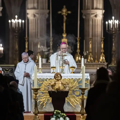El arzobispo Thibault Verny (C) celebrando una misa, en una imagen de archivo , EFE/EPA/CHRISTOPHE PETIT TESSON
