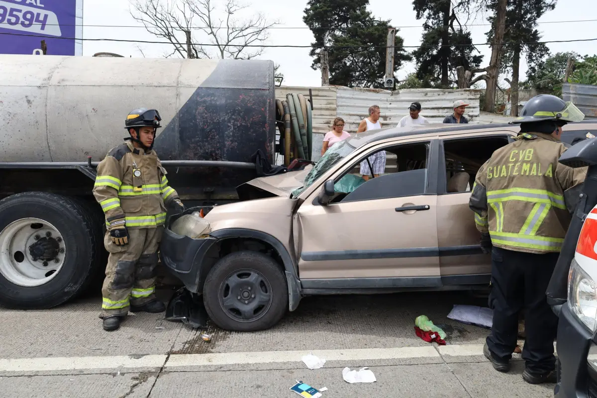 Bomberos Voluntarios atendieron el accidente de tránsito del kilómetro 10 de la ruta al Atlántico. , Bomberos Voluntarios.