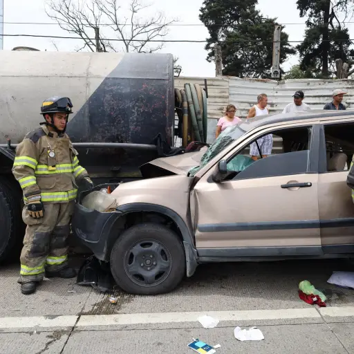 Bomberos Voluntarios atendieron el accidente de tránsito del kilómetro 10 de la ruta al Atlántico.  ,Bomberos Voluntarios.