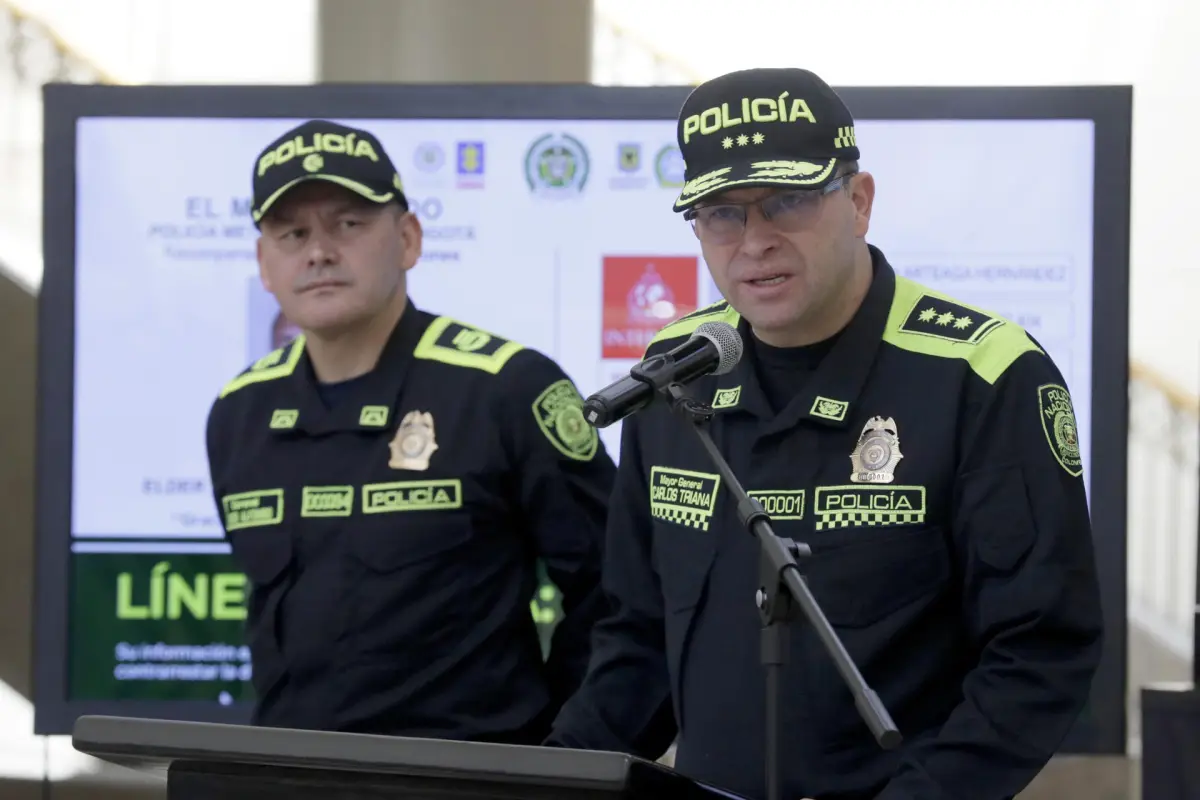 El director de la Policía Nacional, general Carlos Fernando Triana (d) habla este sábado durante una rueda de prensa en Bogotá (Colombia),  EFE/ Carlos Ortega
