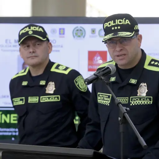 El director de la Policía Nacional, general Carlos Fernando Triana (d) habla este sábado durante una rueda de prensa en Bogotá (Colombia) , EFE/ Carlos Ortega