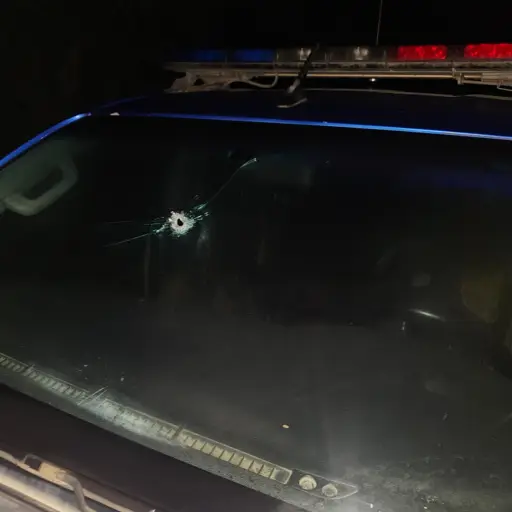 Una patrulla de la PNC resultó con daños tras la balacera. ,PNC de Guatemala.