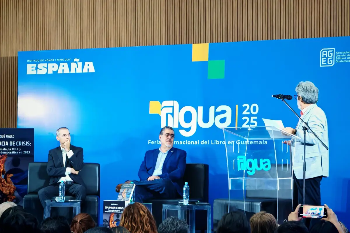 El presidente Bernardo Arévalo agradeció el trabajo del abogado, académico, escritor y diplomático Josué Fiallo., FILGUA