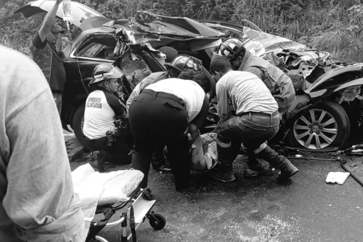 El accidente del kilómetro 49 dejó un carro totalmente destrozado. , Bomberos Voluntarios.