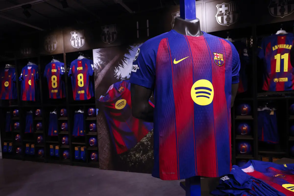 Barcelona presenta su nueva camiseta para la temporada 2025-26 - EFE