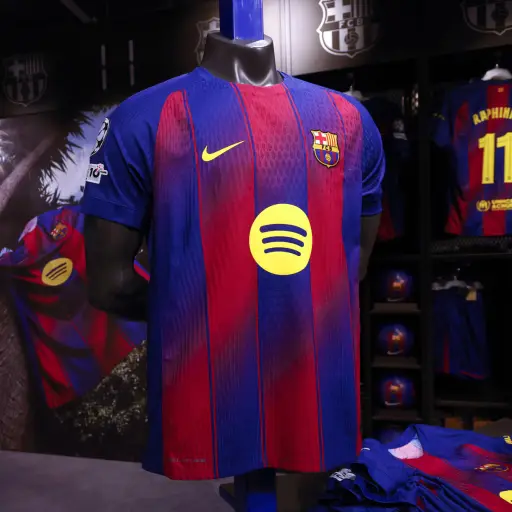 Barcelona presenta su nueva camiseta para la temporada 2025-26 - EFE