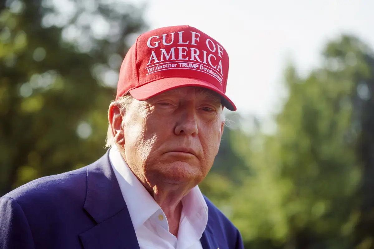 Donald Trump con una gorra de MAGA, EFE