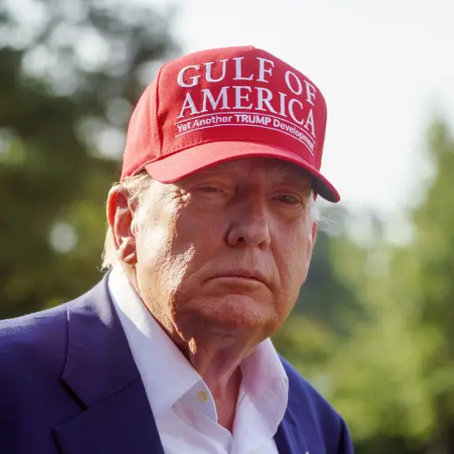 Donald Trump con una gorra de MAGA ,EFE