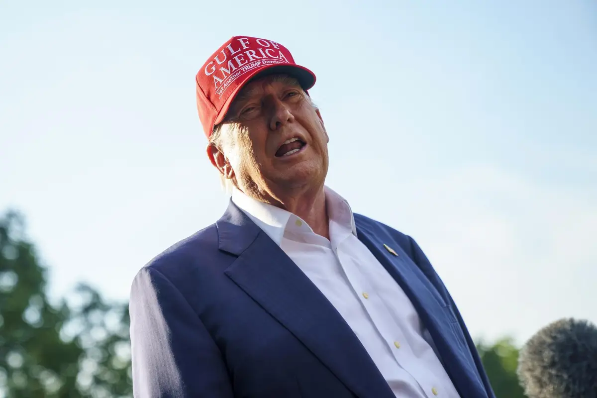 Donald Trump con una gorra de MAGA, EFE