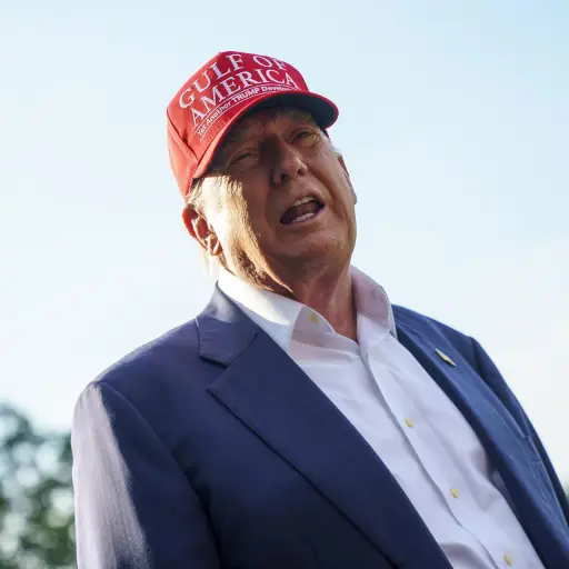 Donald Trump con una gorra de MAGA ,EFE