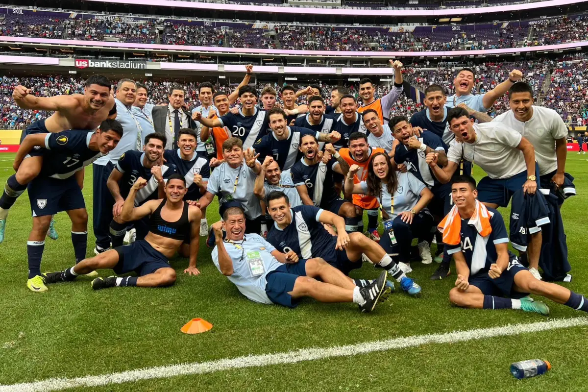 Luis Fernando Tena junto a los seleccionados de Guatemala 