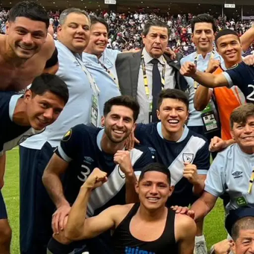 Luis Fernando Tena junto a los seleccionados de Guatemala 