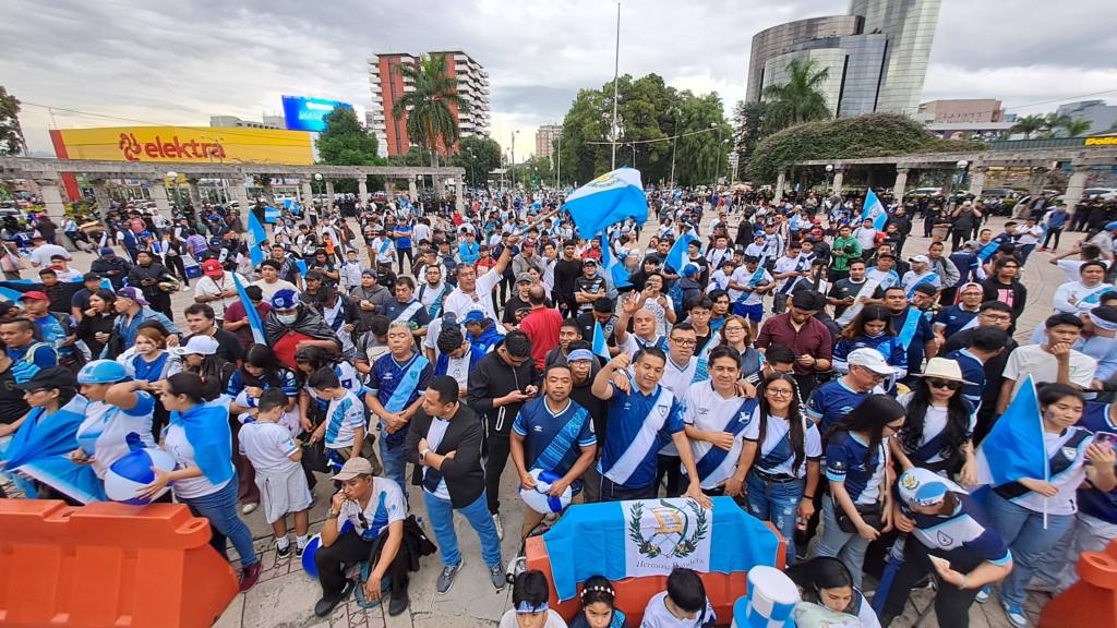 El Obelisco se viste de azul y blanco para apoyar a Guatemala ante EE. UU. | Omar Solís 