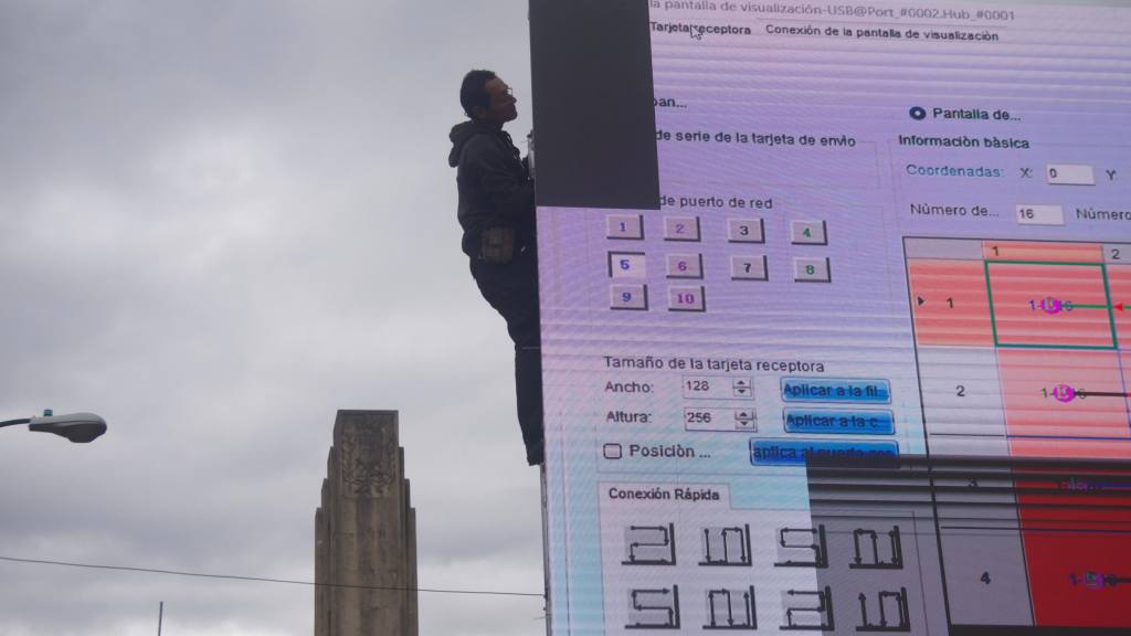 El Obelisco se viste de azul y blanco para apoyar a Guatemala ante EE. UU. | Omar Solís 