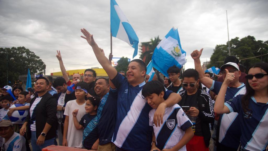 ambiente-en-el-obelisco-para-el-guatemala-vs-estados-unidos-10 | 