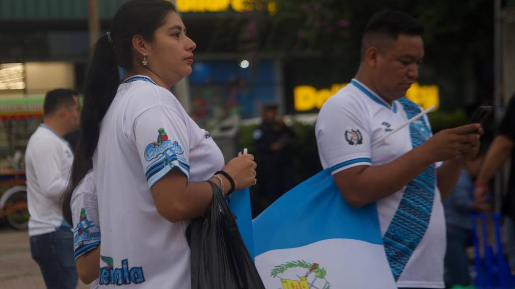 El Obelisco se viste de azul y blanco para apoyar a Guatemala ante EE. UU. | Omar Solís 