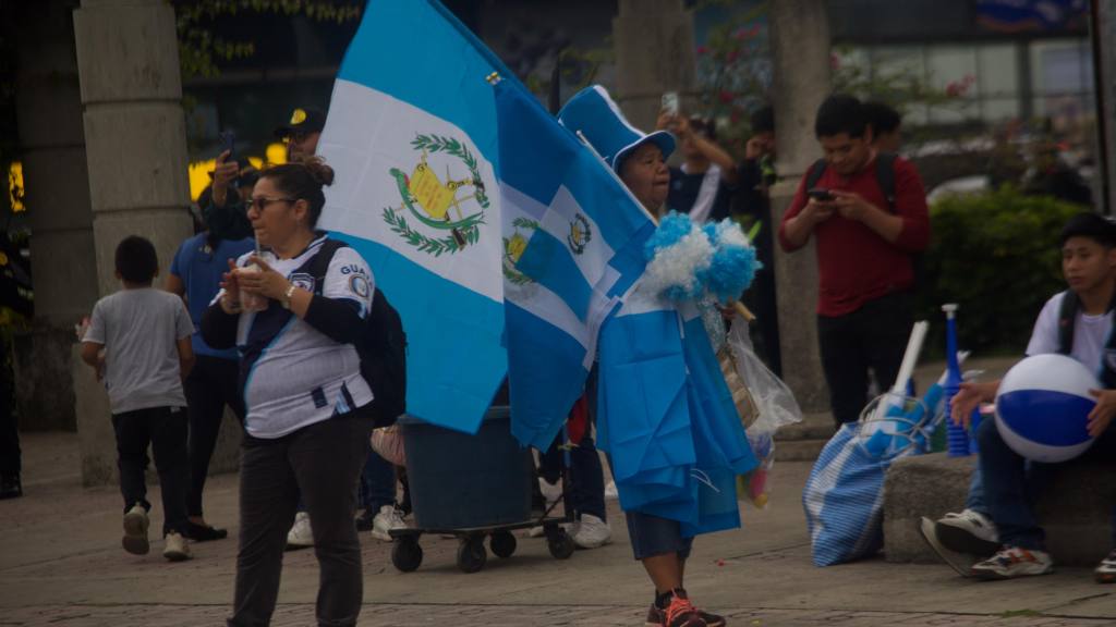 El Obelisco se viste de azul y blanco para apoyar a Guatemala ante EE. UU. | Omar Solís 