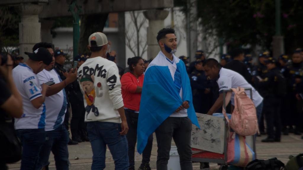 El Obelisco se viste de azul y blanco para apoyar a Guatemala ante EE. UU. | Omar Solís 