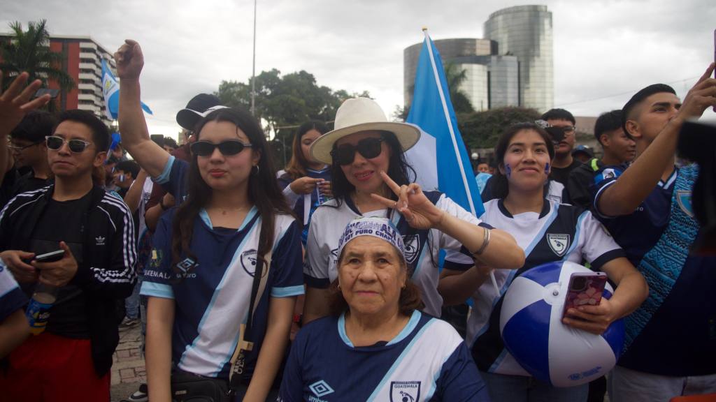 El Obelisco se viste de azul y blanco para apoyar a Guatemala ante EE. UU. | Omar Solís 