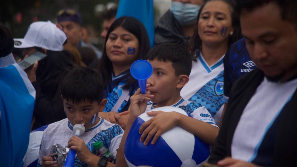 El Obelisco se viste de azul y blanco para apoyar a Guatemala ante EE. UU. | Omar Solís 
