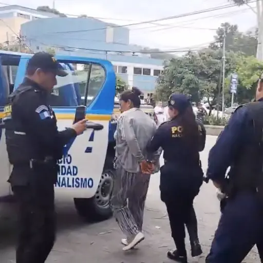 Debie Aquino salía de su turno en el hospital Roosevelt cuando fue sorprendida con las medicinas. ,Cortesía