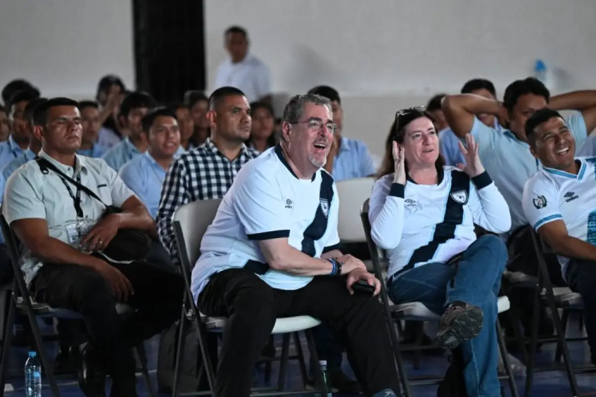 La Presidencia de Guatemala también compartió imágenes del presidente siguiendo el partido, vistiendo la camiseta de la Selección Nacional., Presidencia de Guatemala.
