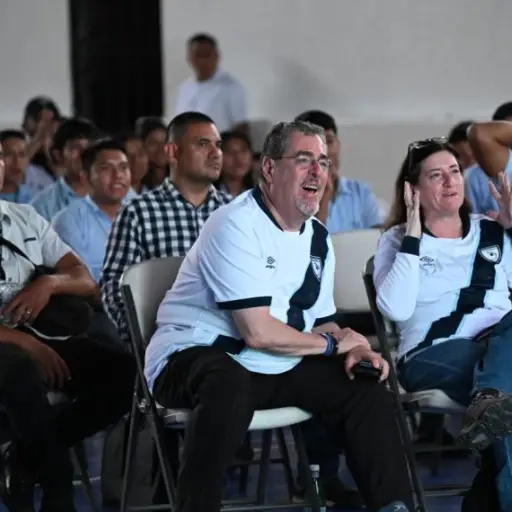 La Presidencia de Guatemala también compartió imágenes del presidente siguiendo el partido, vistiendo la camiseta de la Selección Nacional. ,Presidencia de Guatemala.