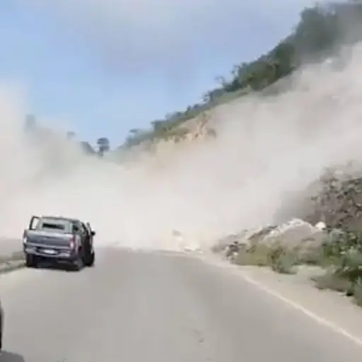 Derrumbe en la ruta al Atlántico  ,Captura de pantalla video X.