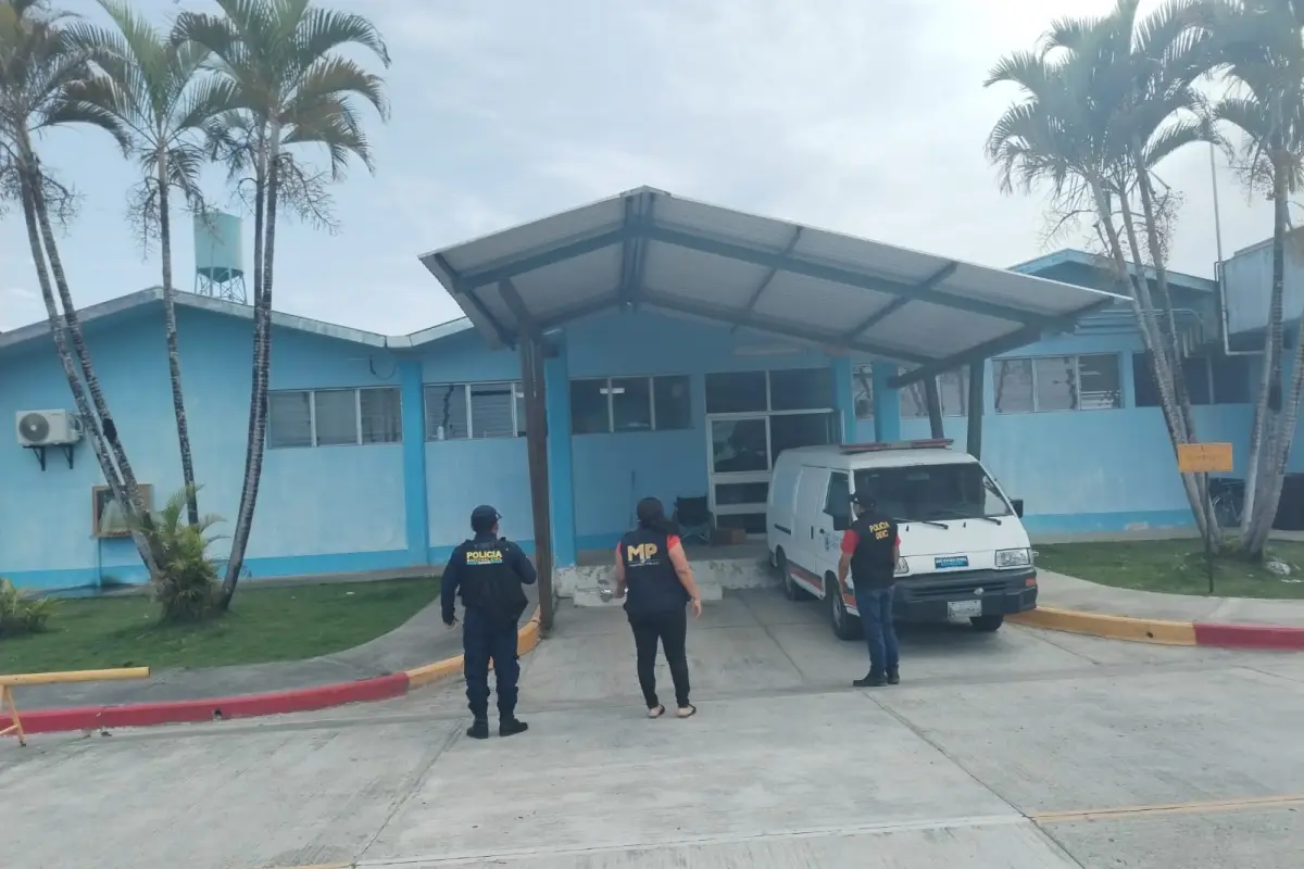 El personal fiscal se presentó al hospital de Poptún, Petén, para profundizar en la investigación del caso., Ministerio Público