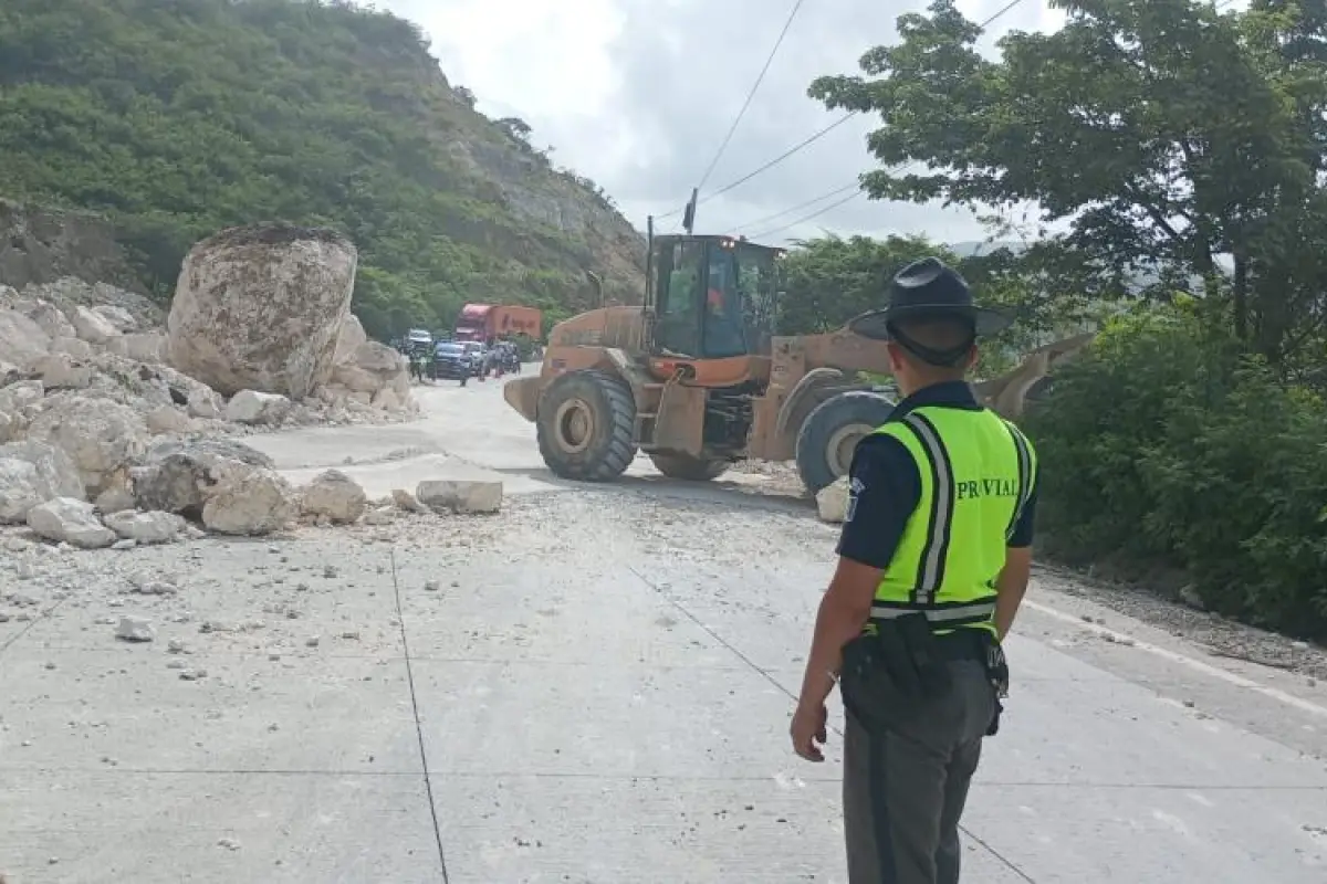 El derrumbe bloqueó por completo el tramo en el km. 61 de la ruta al Atlántico., CIV