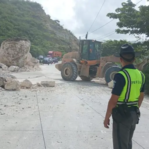 El derrumbe bloqueó por completo el tramo en el km. 61 de la ruta al Atlántico. ,CIV