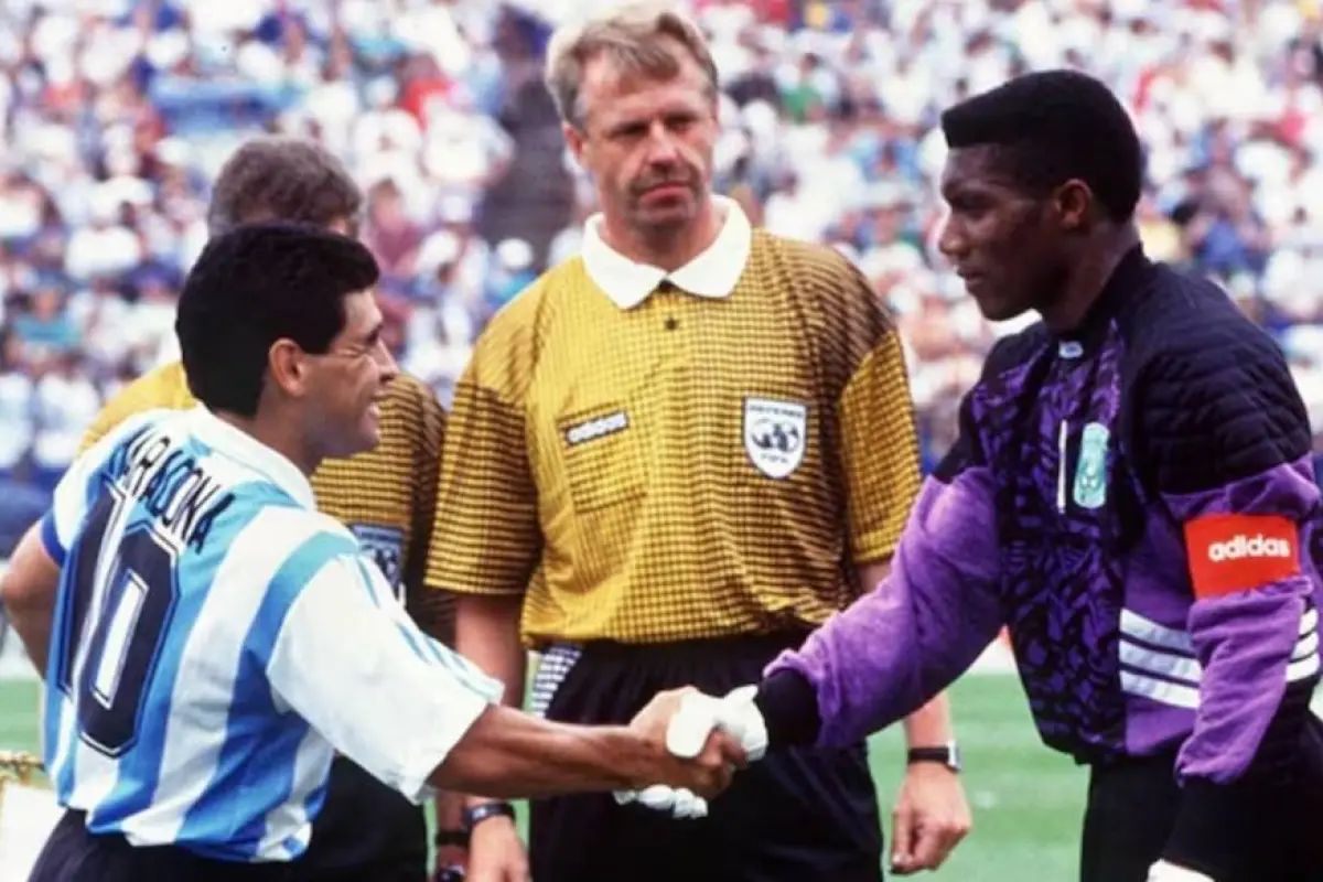 Muere Peter Rufai, el portero que no quiso reinar