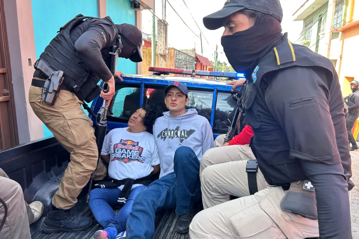 La pareja fue localizada en un inmueble de Mixco., Foto PNC