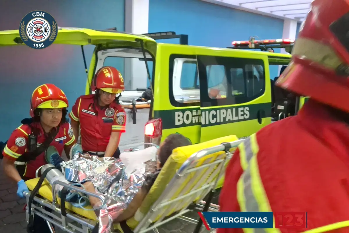 El paciente herido en zona 12 fue trasladado a un hospital., Bomberos Municipales