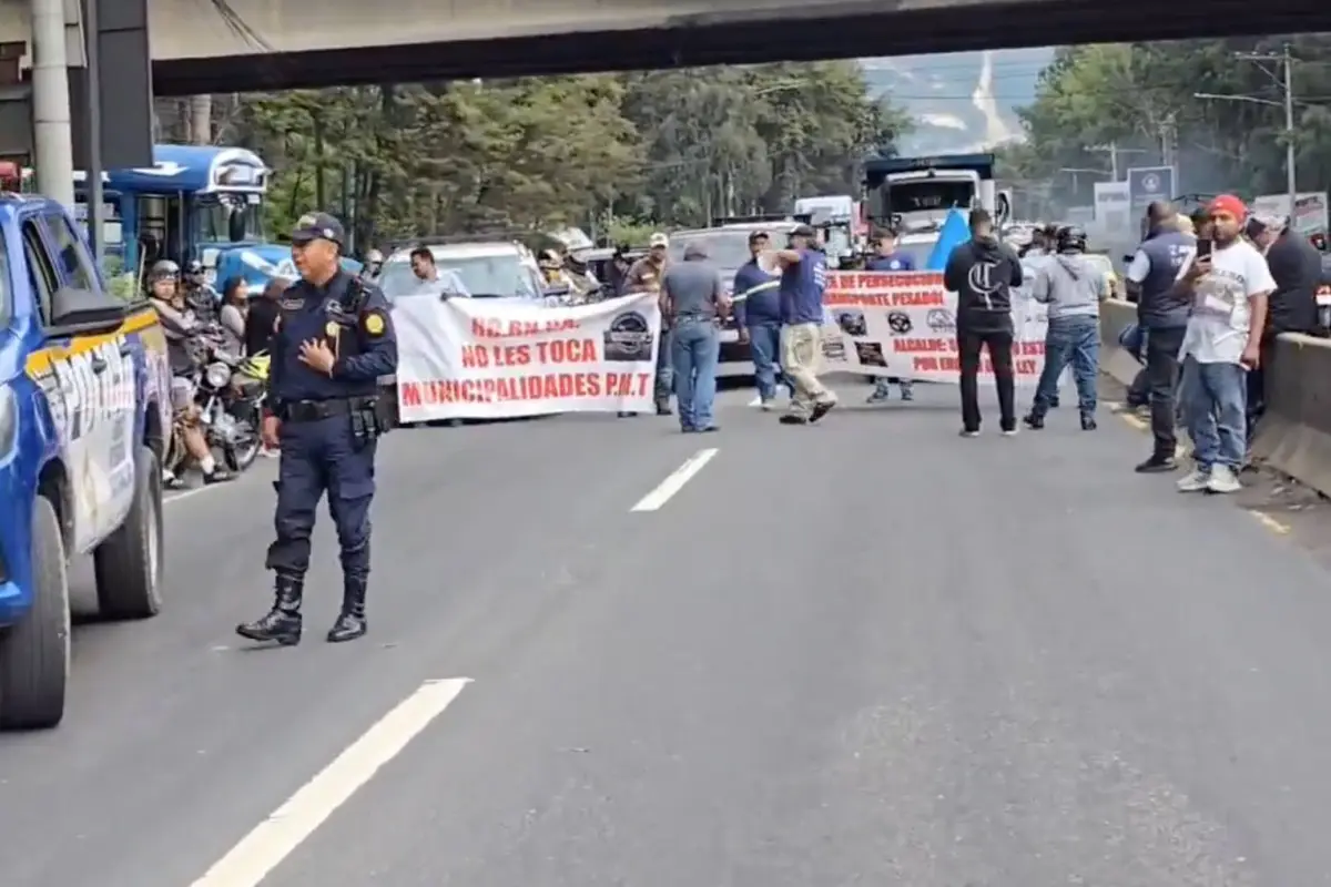 Un grupo de transportistas bloquea el Km. 21 de la ruta al Pacífico., PMT de Villa Nueva