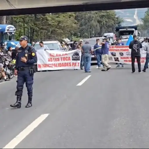 Un grupo de transportistas bloquea el Km. 21 de la ruta al Pacífico. ,PMT de Villa Nueva
